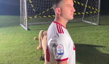 [VIDEO]:Lion threatens Greek defender Kostas Manolas during photo shoot