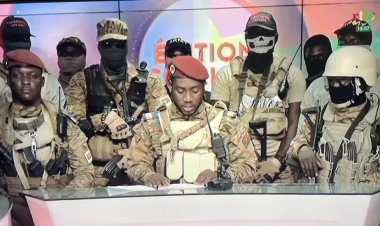 Burkina Faso unrest: Military officers remove leader Damiba