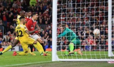 Ronaldo scores as Man United win sets up group decider